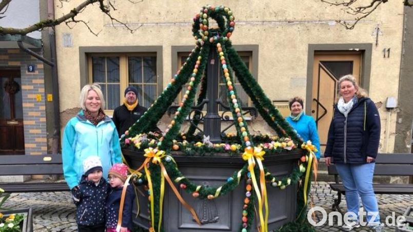 Michaela Kropf, Markus Weidner, Christine Sauer und Susi Bauernfeind (von links) dekorierten gemeinsam den Brunnen. Bild: kap