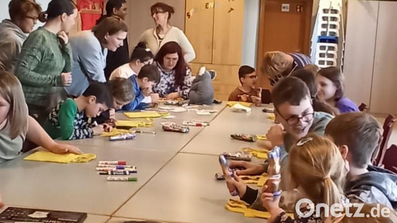 Die Kinder und Jugendlichen bei den Vorbereitungen. Bild: öt