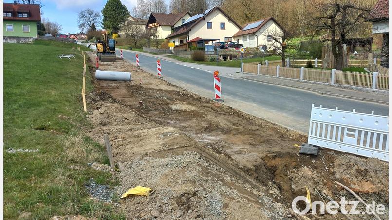 Bei der Gemeinderatssitzung wurde für die Dorferneuerungsmaßnahme bei der Eibensteinstraße (Kanal- und Gehwegsanierung) die Mitverlegung eines geeigneten Kabelverbands für den Breitbandausbau genehmigt. Bild: mnt