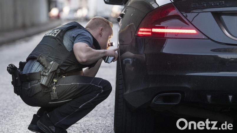 Autoposer werden von der Polizei kontrolliert. Symbolbild: Boris Roessler/dpa