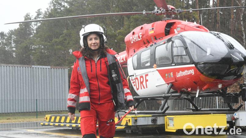 Am Boden und in der Luft: Anästhesistin und Notärztin Ilona Boccali ist mit vollem Einsatz dabei - als Oberärztin in Teilzeit. Bild: Gabi Schönberger