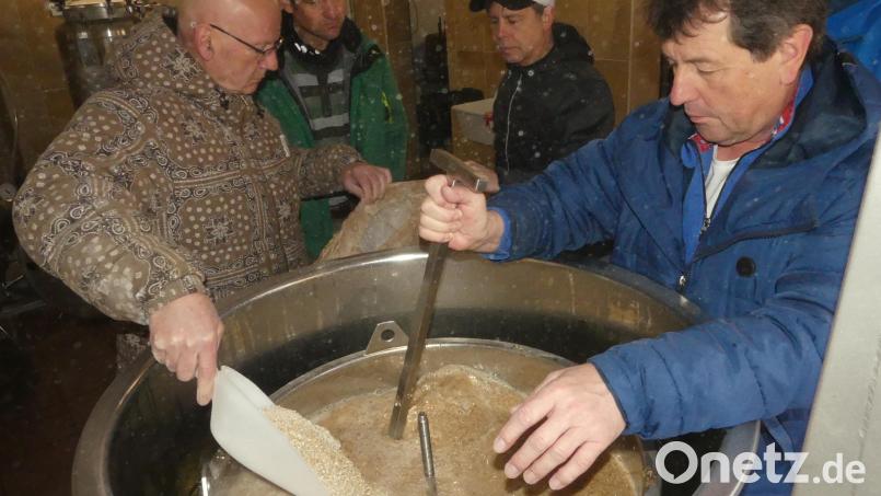 Nicht nur beim Einmaischen dürfen die künftigen Brauer Hand anlegen. Bild: rn