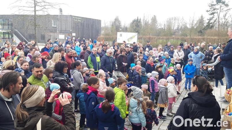 Vinzenz Rahn (rechts) mit den beiden Osterhäsinnen Katharina und Anna bei der Eröffnung der Veranstaltung. Bild: Stadt Tirschenreuth/exb