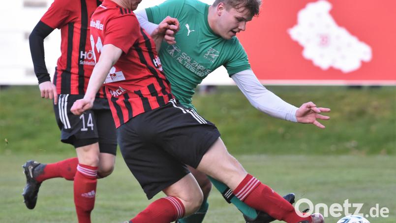 Der SC Luhe-Wildenau und der FC Weiden-Ost trennten sich am Dienstag 1:1. Hier kämpfen Niklas Strohnach (FC Ost, grünes Trikot) und Benedikt Meckl um den Ball. Bild: Büttner