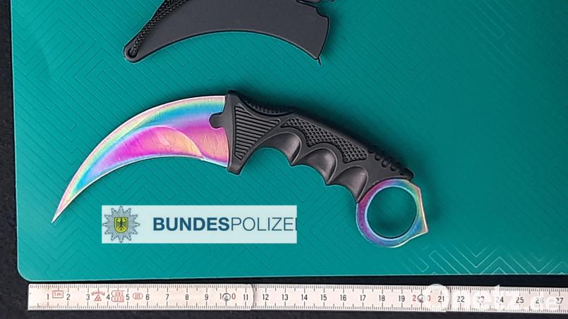 Unter vielen beschlagnahmten Waffen am Wochenende war auch dieses exotische Karambitmesser, das Fahnder des Bärnauer Bundespolizeireviers bei einem 22-Jährigen in der Ersatzradmulde entdeckten. Bild: Quelle Bundespolizei/exb