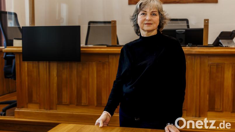 Andrea Stöckl steht im großen Sitzungssaal des Amtsgerichts Schwandorf. In der laufenden Amtsperiode ist die 58-Jährige Hilfsschöffin am Jugendschöffengericht, und hat sich bereits für die kommende Periode von 2024 bis 2029 beworben. Bild: Hösamer