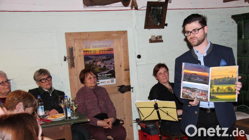 Mit seinen Fotografien, die er in dem opulenten Bildband &quot;Die Oberpfalz&quot; veröffentlicht hat, begeisterte der Fotograf und Autor Simon Süß in der guten Stube des Ledererhofs. Bild: prh