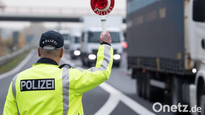 Polizeibeamte stoppen überladenen, polnischen Kleintransporter. Symbolbild: Soeren Stache/dpa
