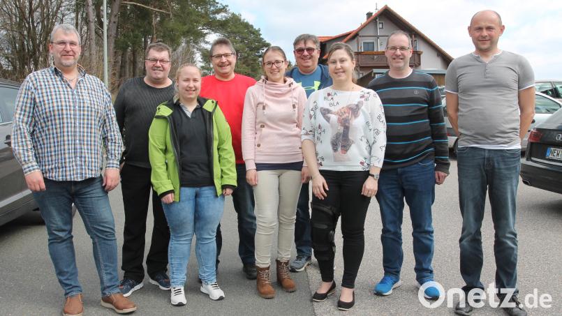 Klaus Wittmann (Zweiter von links) steht weiterhin an der Spitze der Theatergruppe Neukirchen zu St. Christoph. Bild: pi