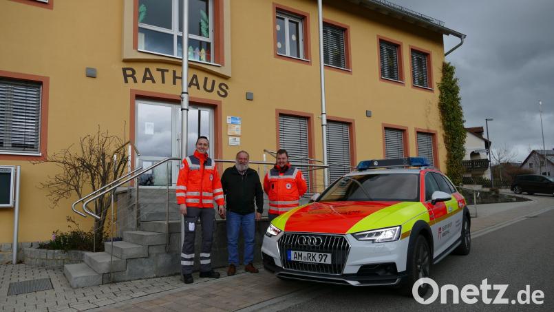 Die Gemeinde sponsert den Ausbau des HvO-Autos (von links): stellvertretender HvO-Leiter Tobias Schmidt, Bürgermeister Anton Peter und HvO-Leiter Tobias Hofmann. Bild: oe