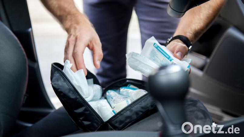 Ein vollständiger Verbandskasten im Auto kann im Notfall Leben retten. Bild: Christin Klose/dpa