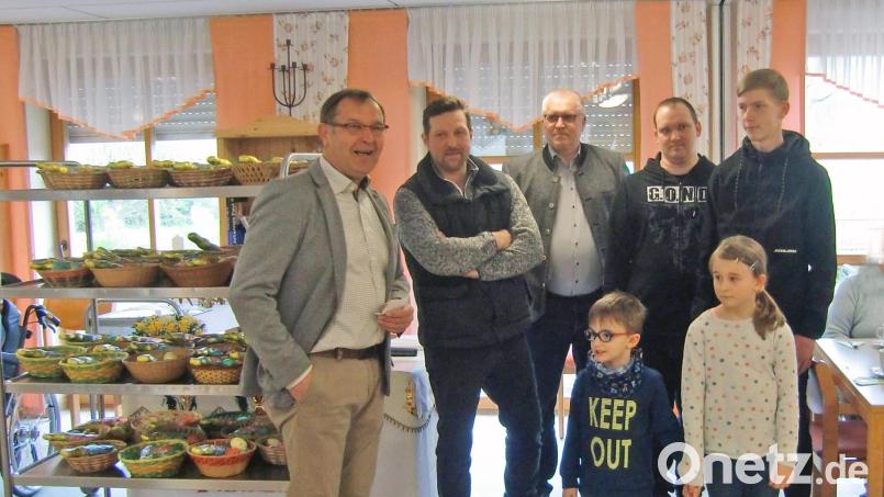 Die Jugendgruppe und Mitglieder des Geflügelzüchtervereins Pfreimd verteilten an die Bewohner des St. Johannisstifts geschmückte Osternester. Bild: J. Kiener/exb