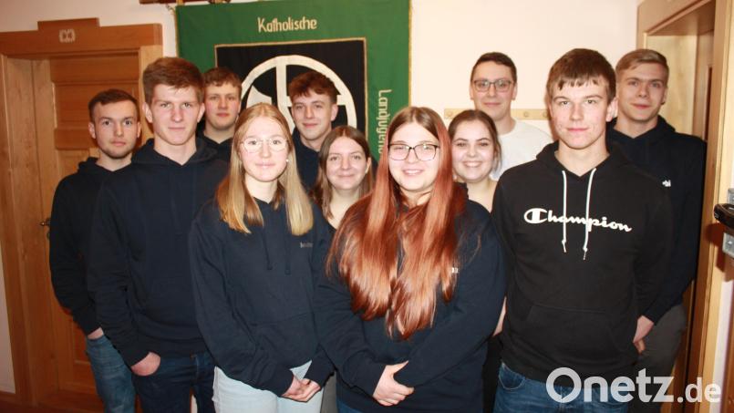 Die Vorsitzenden Andreas Bauer und Annalena Bauer (vorne von links) führen die Katholische Landjugendbewegung Oberbibrach in die Zukunft. Bild: edo