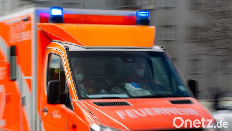 Ein Rettungswagen der Feuerwehr fährt auf einer Straße. Symbolbild: Fernando Gutierrez-Juarez/dpa