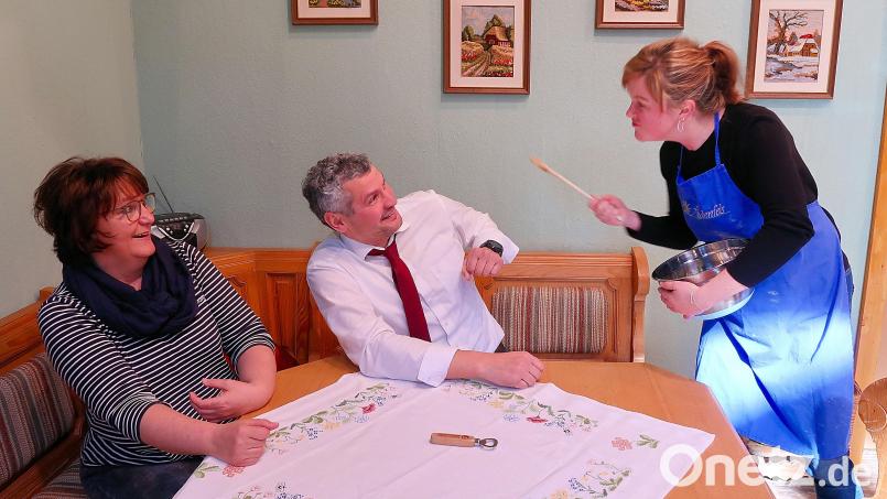 Szene aus den Proben: Apothekerin Laura (Diana Petrik, rechts) liest Bürgermeister Otto Moshammer (Uwe Heider, Mitte) heftig die Leviten. Sehr zur Freude von Emma Moshammer (Adelheid Horn, links). Bild: bsc