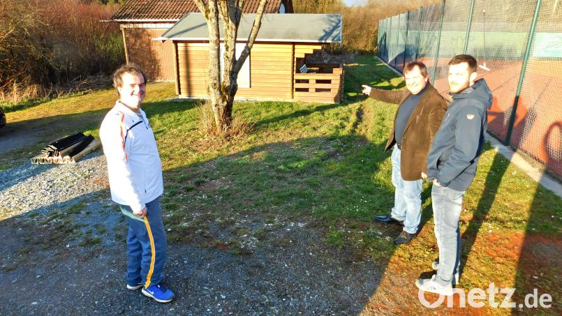 Die Tennisfreunde haben ein eigenes Vereinsheim auf ihrem Tennisgelände um Umgriff der heutigen Hütte fest im Blick. Doch Vorsitzender Norbert Schecklmann, Bürgermeister Alexander Goller und Sportwart Johannes Ruder (von links) sind sich einig, dass es erst einmal grundsätzlich die Machbarkeit, Finanzierbarkeit und den wirtschaftlichen Betrieb abzuklären gilt. Bild: whü