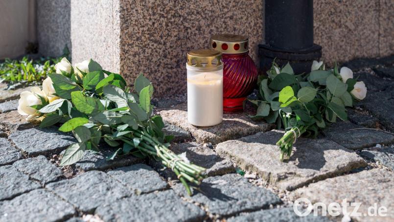 An der Zufahrtsstraße zum Kinder- und Jugendhilfezentrum wurden Blumen und Grablichter niedergelegt. Bild: Daniel Vogl/dpa