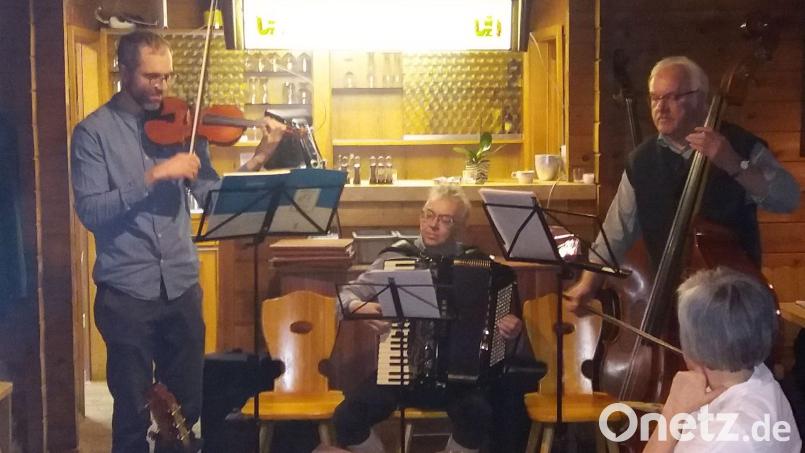 Die "Lennesriether Stodlmusi" sorgte neben vielen weiteren Musik-Gruppen für Unterhaltung beim 53. Musikantenstammtisch des OWV Weiden. Bild: Georg Hüttner/exb