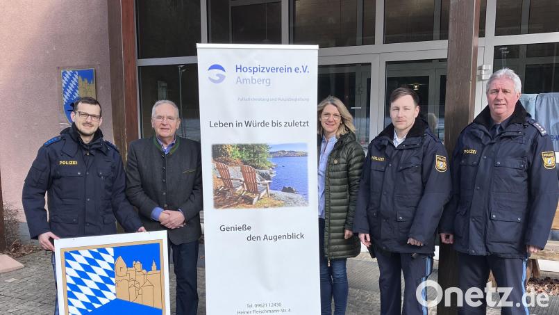Der Förderverein des 72. Ausbildungsseminars der Bereitschaftspolizeiabteilung vom Standort Sulzbach-Rosenberg spendet mehr als 5000 Euro an den Hospizverein Amberg und Landkreis Amberg-Sulzbach. Unter anderem soll der Neubau des Hospizhauses in Schwandorf mit der Spende unterstützt werden. Bild: Bohun/exb