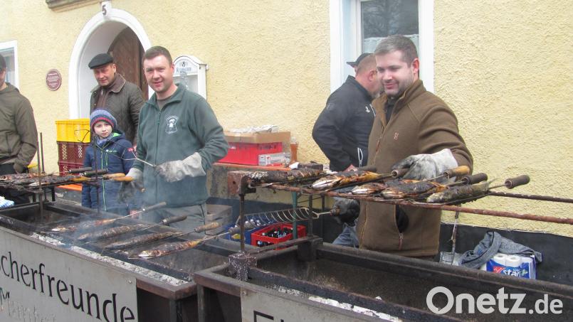 Die Fischerfreunde führten ihre Tradition weiter und boten auch an diesem Karfreitag gegrillte Makrelen an. Bild: sei