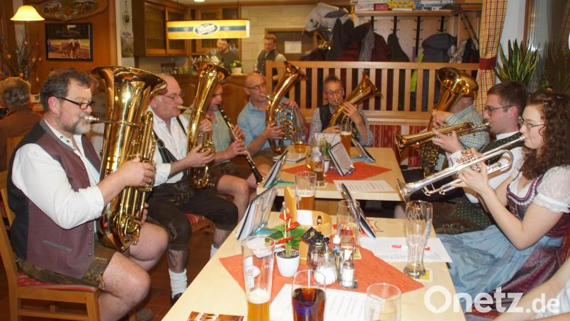 Mit dem Musikstück &quot;Gruß an die Gäste&quot; eröffnen die Stammtischmusikanten beim Lindauer Wirt die diesjährige Saison. Bild: mmj