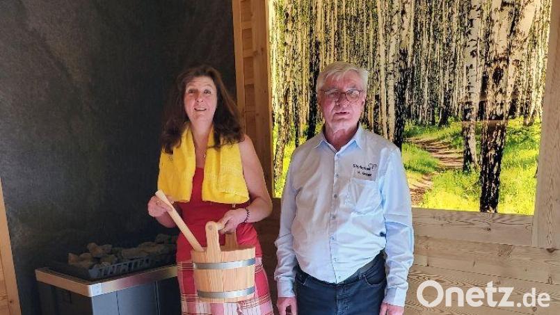 Die stellvertretende Wellnessleiterin Petra Fröhlich (links) freut sich gemeinsam mit Sibyllenbadchef Gerhard Geiger über die Betriebsbereitschaft der neuen Birkensauna im Außenbereich des Bad Neualbenreuther Kurmittelhauses. Bild: Kurmittelhaus Sibyllenbad/exb