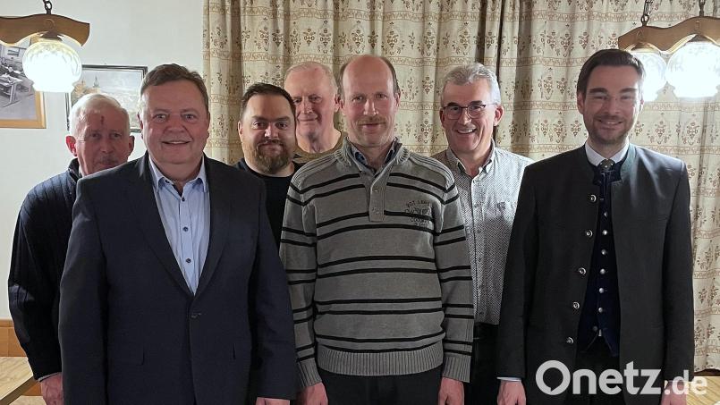 Robert Gruber (Dritter von rechts) wurde bei den von CSU-Kreischef Stephan Oetzinger (rechts) geleiteten Neuwahlen als Vorsitzender der CSU Kirchendemenreuth bestätigt. Bürgermeister Gerhard Kellner (Zweiter von links) bleibt Stellvertreter. Bild: bgm