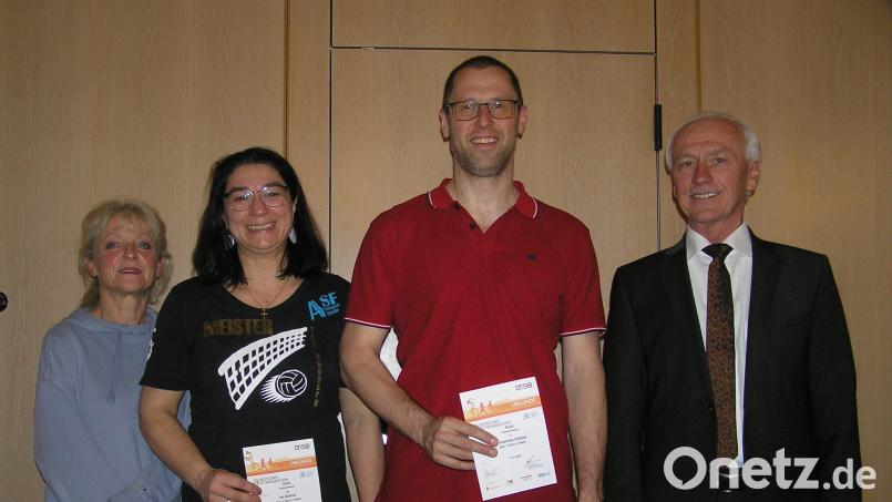 TuS-Vorsitzende Erni Bühl (links) und Bürgermeister Peter König (rechts) beglückwünschten Ina und Johannes Söllner zu ihren Sportabzeichen. Bild: öt