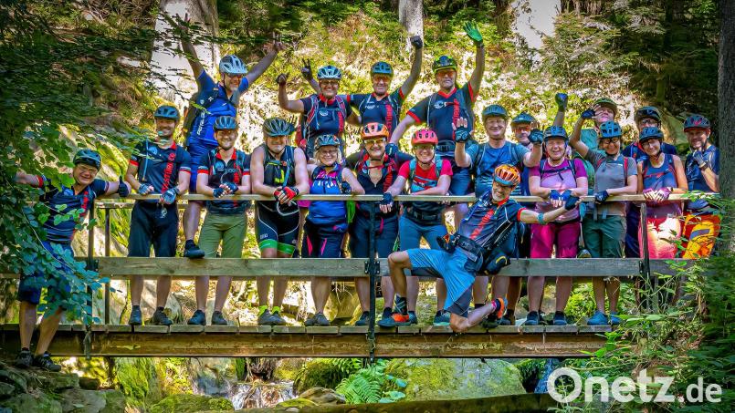 Die Nabburger Gipfelstürmer unternehmen zahlreiche Mountainbike-Ausflüge. Hier sind sie in der &quot;grünen Hölle&quot; bei Sankt Englmar im Bayerischen Wald. Bild: Rösch/exb