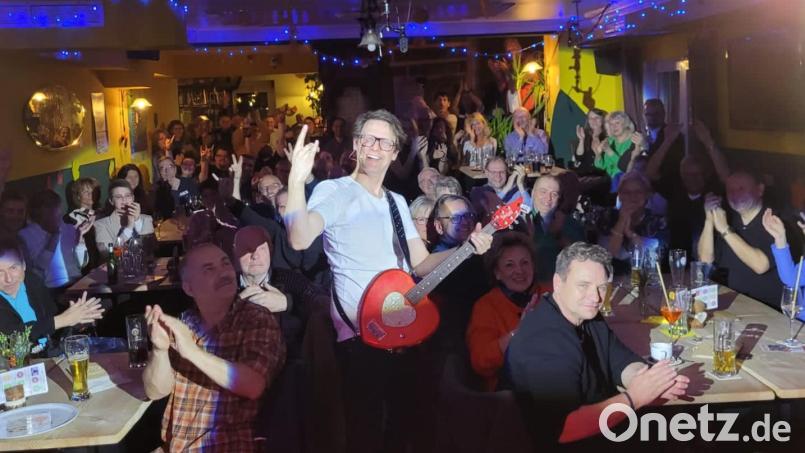 Martin Bauer alias Bewie Bauer bei seinem Auftritt im Kulturbahnhof Parapluie. Bild: Martin Bauer/exb