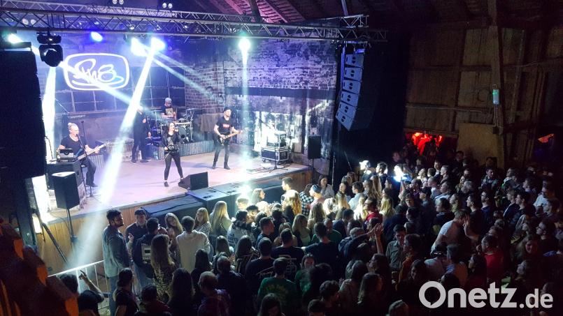 Die zahlreichen Besucher drängten dicht vor die Bühne. Dort legte die Band „Pop nach 8“ mit Ossi Mark (links) einen perfekten Auftritt hin. Bild: Thomas Brendel/exb