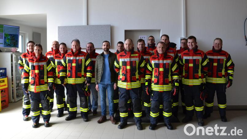 Die Freude der Burgtreswitzer Feuerwehrleute über die neue Schutzbekleidung ist groß. Kommandant Matthias Meiller (Neunter von links) und Vorsitzender Christopher Hanauer (links) danken Bürgermeister Armin Bulenda (Siebter von links) für die dringend notwendige Investition. Bild: gi