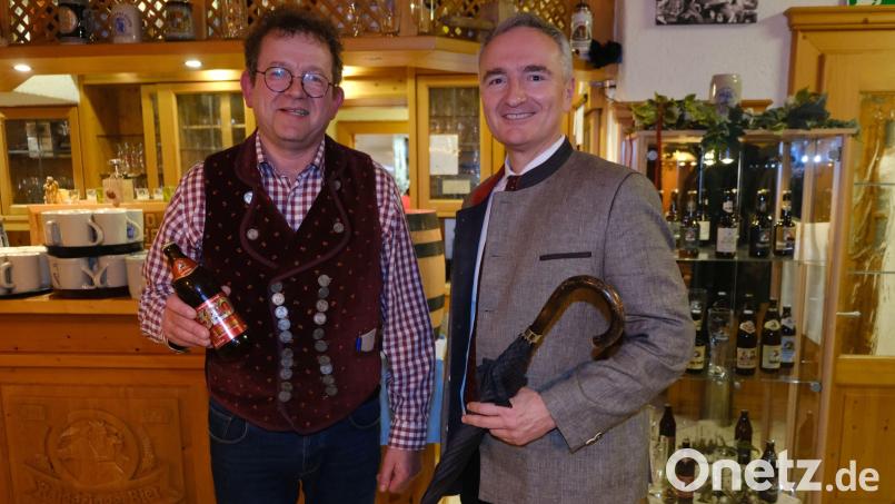 Ein Schirmherr braucht auch einen Schirm. Diesen überreichte Bräu Martin Sterk (links) an Landtagsabgeordneten Harald Schwartz, der das Patronat über das viertägige Brauereijubiläum übernommen hat. Bild: usc