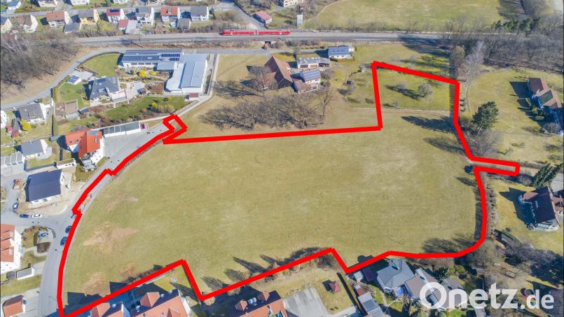 Die rote Umrandung zeigt die gesamte Fläche des neuen, 23 Parzellen umfassenden Baugebietes am Loderhof. Im Norden wird es begrenzt vom „Luderbauernhof“, im Osten von der Mozartstraße, westlich verläuft die Loderhofstraße, und im Süden gibt es eine bestehende Bebauung an der Franz-Schubert-Straße/Loderhofstraße. Orientierung bietet auch die im Norden verlaufende Bahnlinie. Bild: Thilo Hierstetter