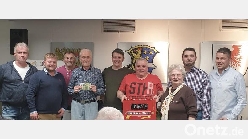 Sieger beim Preisschafkopf der Altenstädter CSU wurde Roland Pichl aus Flossenbürg (Vierter von links) mit 148 Punkten. Ortsvorsitzender Dominik Baschnagel (Zweiter von links) und sein Team freuten sich über den großen Zuspruch. Bild: sm