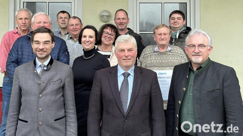 Josef Beck (vorne, Mitte) bleibt Vorsitzender der CSU Püchersreuth. CSU-Kreisvorsitzender, MdL Stephan Oetzinger (vorne, links) )und Bürgermeister Rudolf Schopper (rechts) lobten die Arbeit des Ortsverbandes. Bild: bgm