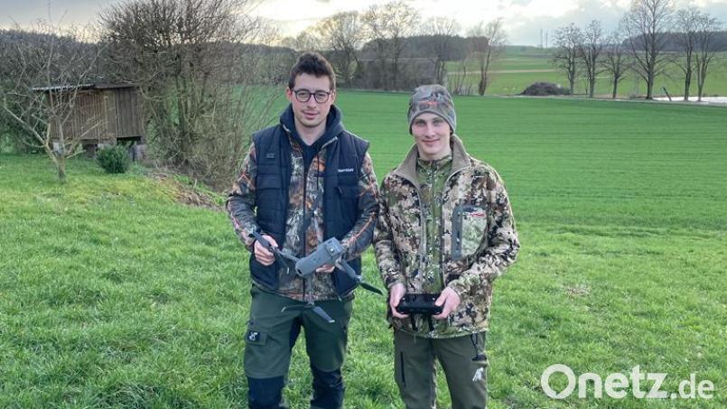 Jonas Kauper und Laurenz Schäffler (von links) retten mit dieser Drohne Rehkitze vor der Wiesenmahd. Bild: jzk
