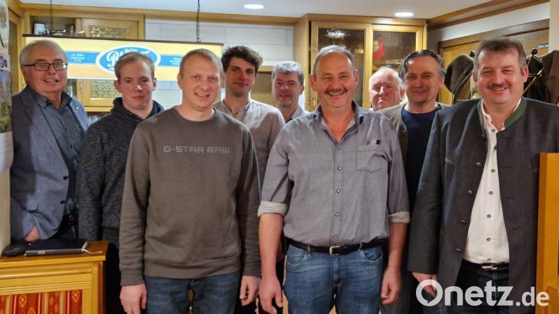 Sie bilden die neue Vorstandschaft der Jagdgenossenschaft Schönsee: (von links) Andreas Hopfner, Michael Linsmeier, Utz Hans jun., Armin Ebnet, Xaver Bayer, Gerhard Meier, Johann Linsmeier, Johann Rieger mit Bürgermeister Reinhard Kreuzer. Bild: Reinhard Kreuzer/exb