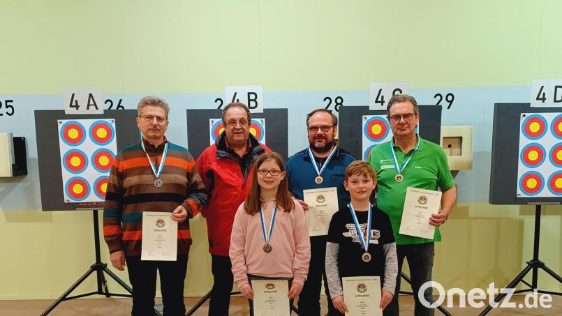 Auf dem Bild sind (vorne, von links) Sophie Englmann und Jakob Pinzer und (hinten, von links) Norbert Riedl, Reinhard Englmann, Andreas Michl und Josef Maschauer. Bild: Schützengesellschaft Pullenreuth/exb