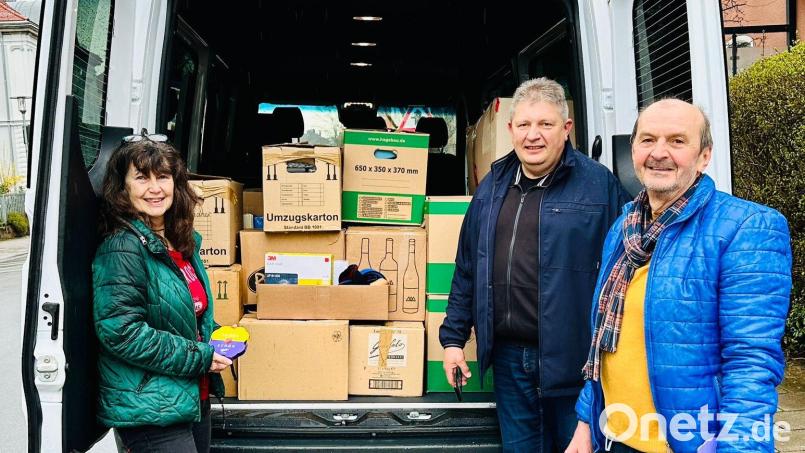 Claudia Fischer fuhr die Verbandskästen aus Speichersdorf zur Sammelstelle, wo bereits der Vorsitzende von SPD 60+, Bernd Herzig (rechts), und Rudi Poser warteten. Bild: whü