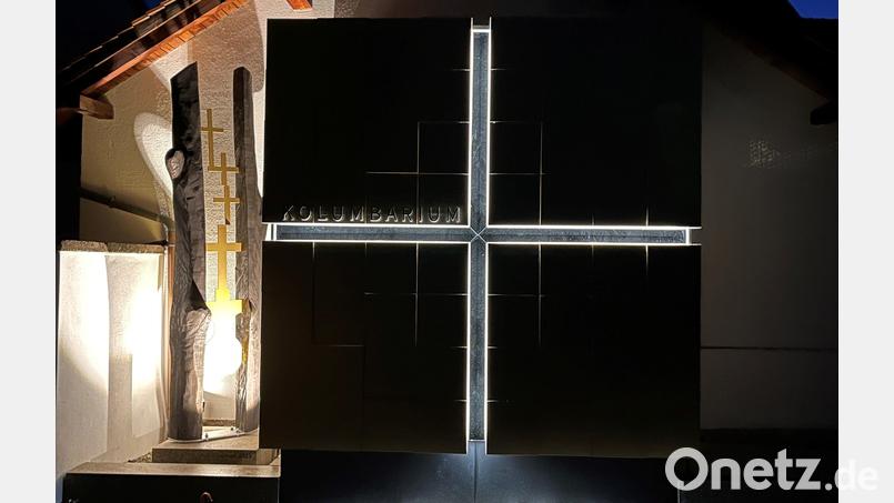 Das Kolumbarium am Friedhof Waldsassen und das Kunstwerk daneben sind nachts effektvoll beleuchtet. Bild: Markus Braun/exb