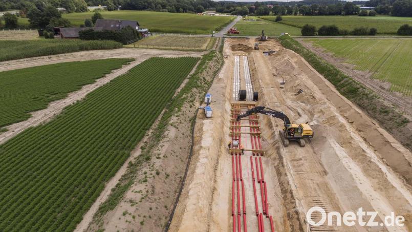 Mit dem Trassenbau – hier ein Archivbild einer Erdkabel-Baustelle in Norddeutschland – steht der wirklich problematische Teil des Süd-Ost-Links noch bevor. Archivbild: Roland Weihrauch/dpa