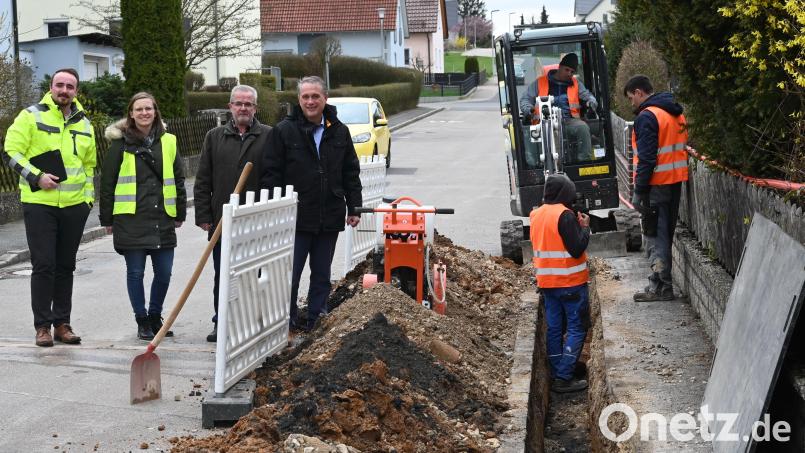 Über den Baufortschritt beim Glasfaserausbau in Traßlberg informieren sich Bürgermeister Hermann Böhm (rechts) und Verwaltungsleiter Hartmut Gawlik (Zweiter von (rechts). Mit dabei Jannik Görke, Bau- und Projektleiter der Deutschen Giga Access GmbH (links) und Anna-Lena Krysa (Zweite von links), Leiterin der Bauüberwachung der Breitbandberatung Bayern. Bild: gf