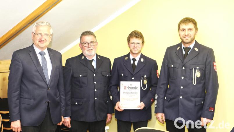 In der Generalversammlung wurde Zweiter Kommandant Wolfgang Schmidt (Zweiter von rechts) für 20-jährige Mitgliedschaft ausgezeichnet. Mit auf dem Bild (von links) Bürgermeister Johannes Reger, Vorsitzender Thomas Schlosser und Kommandant Bernhard Schmidt. Bild: njn