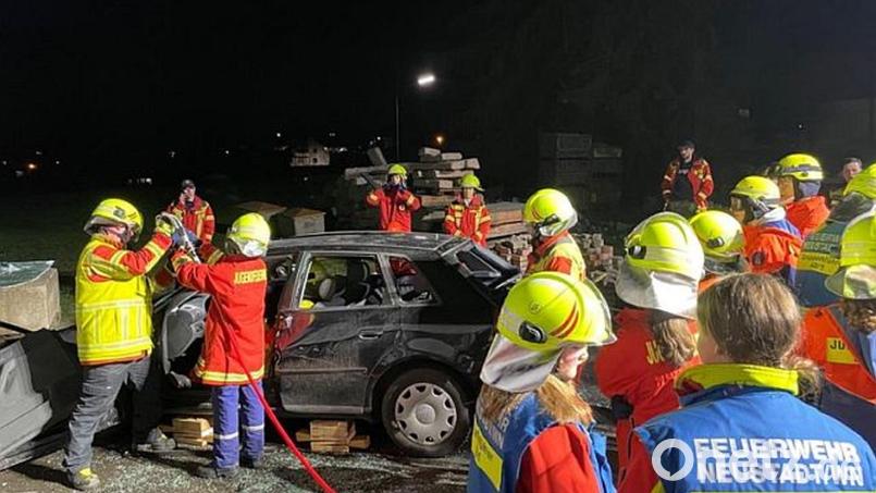 Jugendliche der Feuerwehren Störnstein und Neustadt/WN proben den Ernstfall bei einem fingierten Verkehrsunfall mit eingeklemmter Person. Bild: Corinna Hagn/exb