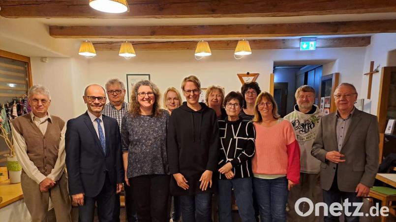 Stellvertretender Landrat Alfred Scheidler (Zweiter von links) gratulierte dem neuen Team des Kinderschutzbundes: (von links) Edwin Ulrich, Peter Haberkorn, Sibylle Männer, Bianca Gradl, neue Vorsitzende Nina Neumann, Birgit Mayer, Gabi Kohl, Monika Schmiedel, Jeanette Beer, Norbert Murr und Anton Singer. Bild: Paulus Mehler/exb