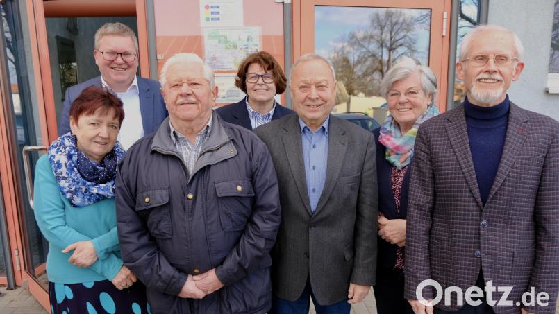 Der neu gewählte Vorstand der Senioren-Union: Evi Bauer-König, Werner Vornlocher, Gerhard Hollederer, Vorsitzender Rudolf Maier (vorne von links), Oberbürgermeister Michael Cerny, Elisabeth Zagel und Christa Beck (hinten von links). Bild: usc
