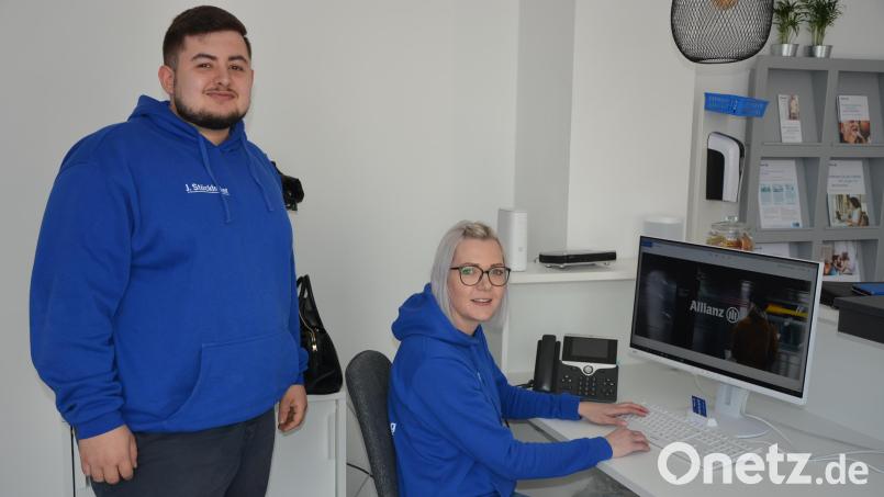 Geschmackvoll gestaltet sind die Räumlichkeiten, die Joshua Stöcklmeier und sein Team jetzt in Waldsassen bezogen haben. Im Bild der Versicherungsexperte zusammen mit Versicherungsfachfrau Sabine Raschke. Bild: jr
