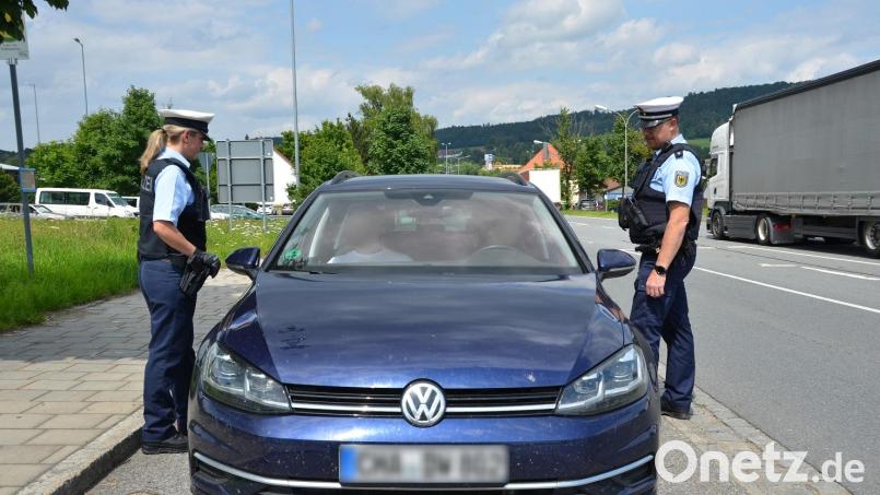 Ein Team der Bundespolizei kontrolliert ein Auto Symbolbild: Bundespolizei