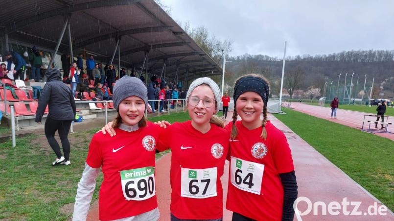 Dreifach-Triumph für den TB Jahn Wiesau in der Klasse W12 über die 2000 Meter. Oberpfalzmeisterin wurde Evi Bauer (rechts), vor Anna Haberkorn (links) und der Drittplatzierten Valentina Bauer (Mitte). Bild: TB Jahn Wiesau